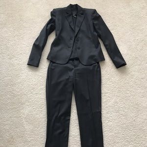 $600 Dark gray theyskens theory women’s sz 0 suit